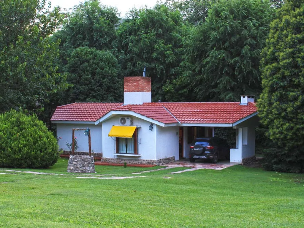 Cabaña Las Araucarias con su cochera, Cabañas Carpe Diem, Villa General Belgrano