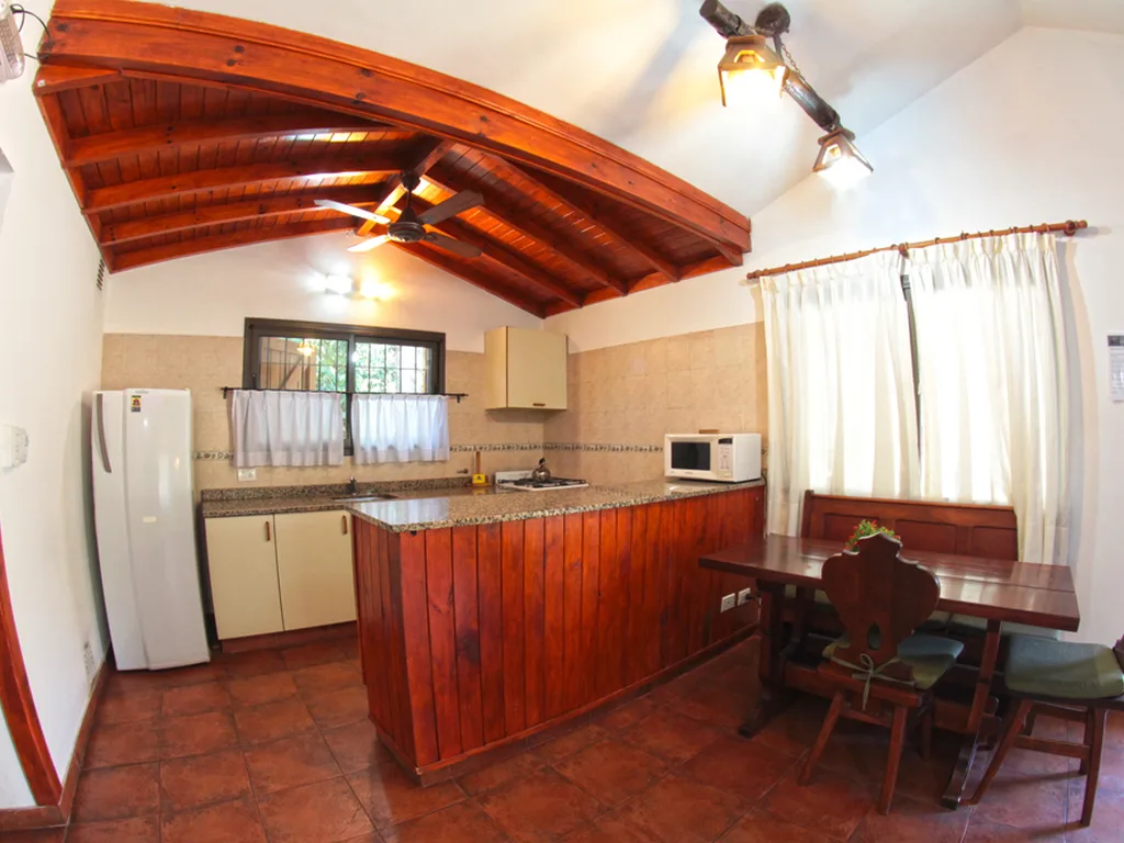Living comedor con techo de madera, Cabañas Carpe Diem, Villa General Belgrano