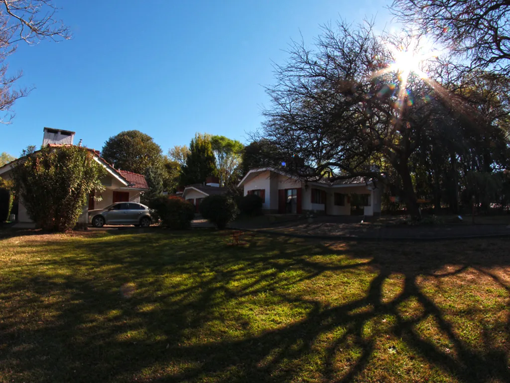 El parque frente a las cabañas, Cabañas Carpe Diem, Villa General Belgrano