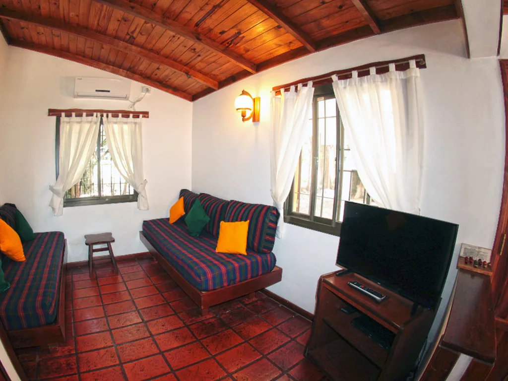 Living con sillón y TV, Cabañas Carpe Diem, Villa General Belgrano