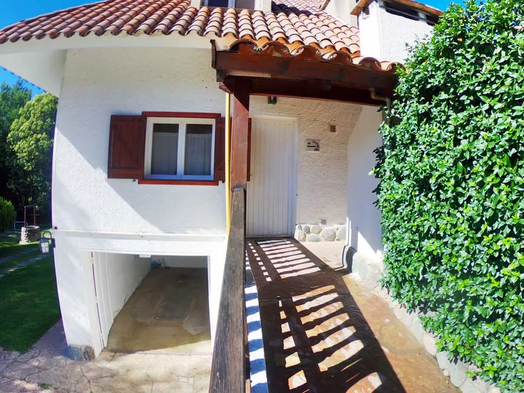 Entrada de la cabaña El Jazmín con su parrilla, Cabañas Carpe Diem, Villa General Belgrano