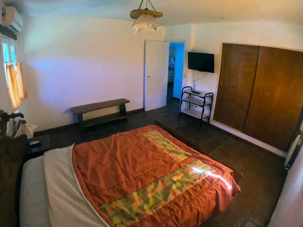 Dormitorio matrimonial de El Jazmín, Cabañas Carpe Diem, Villa General Belgrano