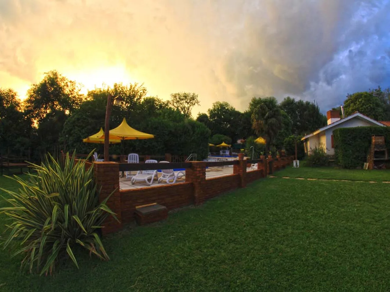 Hidromasaje en el parque al atardecer
